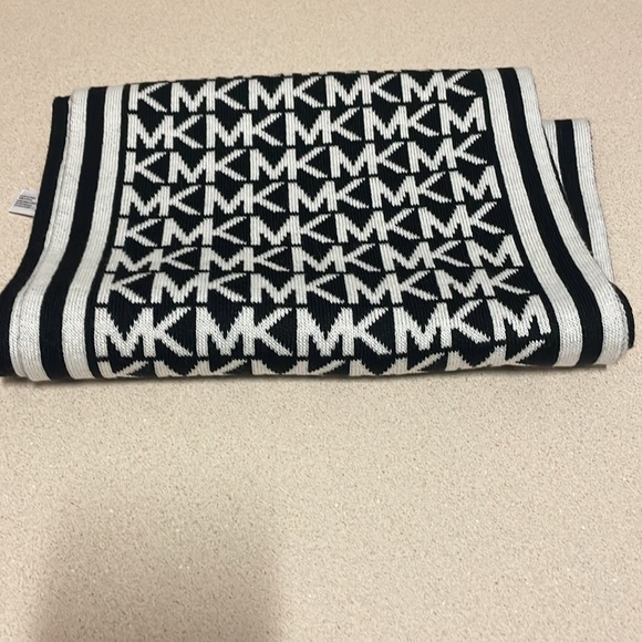 Michael Kors MK Scarf - Picture 4 of 4